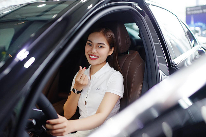 Bên trong Mercedes-Benz E200 2019 xuất hiện màn hình giải trí trung tâm có kích thước lên đến 12,3 inch, vô lăng mới tích hợp phím điều khiển cảm ứng Touch Control Button và những chi tiết ốp gỗ tần bì sang trọng.