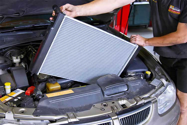 Khi cảm biến hỏng, ECU đánh giá sai lệch về tình trạng thực của động cơ. Do vậy, lượng nhiên liệu cung cấp cho động cơ sẽ nhiều hơn bình thường. Từ đó, ôtô uống xăng nhiều dẫn đến hao phí nhiên liệu và tiền bạc.