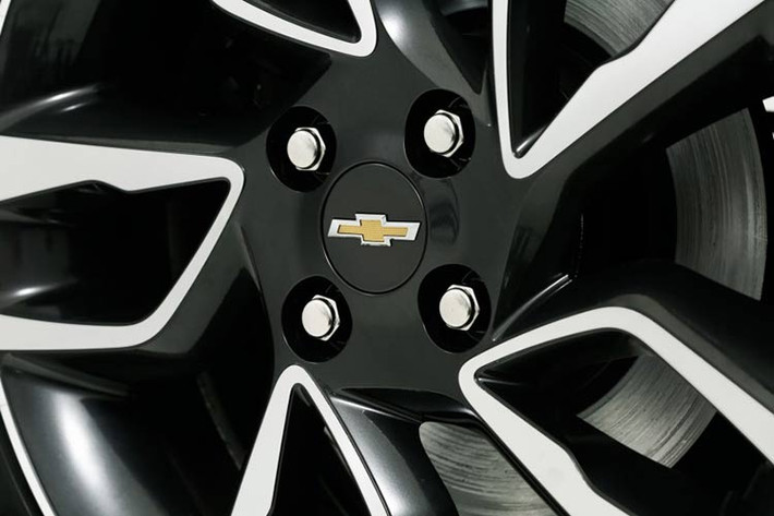 Giống như những mẫu xe cỡ nhỏ đô thị mới hiện nay - Chevrolet trang bị cho Beat Activ bộ mâm mới hiện đại hơn, phanh đĩa trước và hệ thống chống bó cứng phanh ABS tăng cường an toàn.