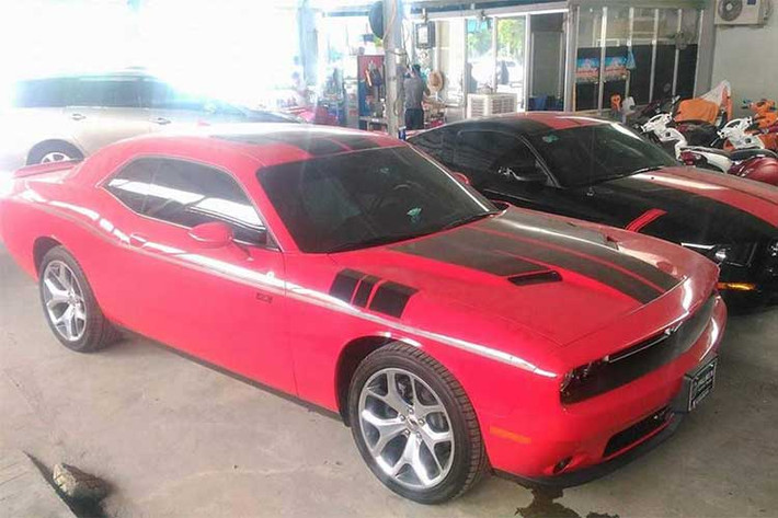 Đây là chiếc xe Dodge Challenger SXT thứ 2 có mặt tại Việt Nam nhưng thuộc phiên bản 2015 cao cấp hơn so với chiếc Challenger SXT đời 2014 mang ngoại thất màu trắng tại Hà Nội. Như vậy, phiên bản Dodge Challenger đời 2015 chỉ còn thiếu 4 phiên bản là SXT Plus, Challenger R/T, R/T Scat Pack và 392 HEMI Scat Pack Shaker.