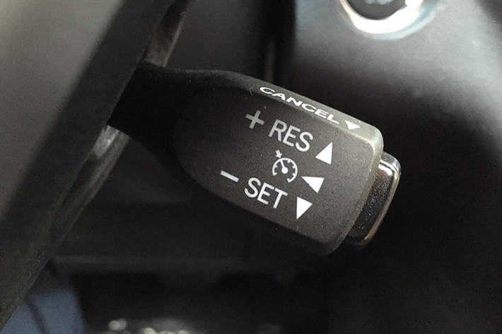 Toyota Sienna Limited 2016 được trang bị động cơ V6 3.5L, công suất 266 mã lực tại vòng tua máy 6.200 vòng/phút và mô-men xoắn cực đại 332 Nm tại 4.700 vòng/phút. Hộp số tự động 6 cấp với tính năng kiểm soát điện tử thông minh (ECT-i).