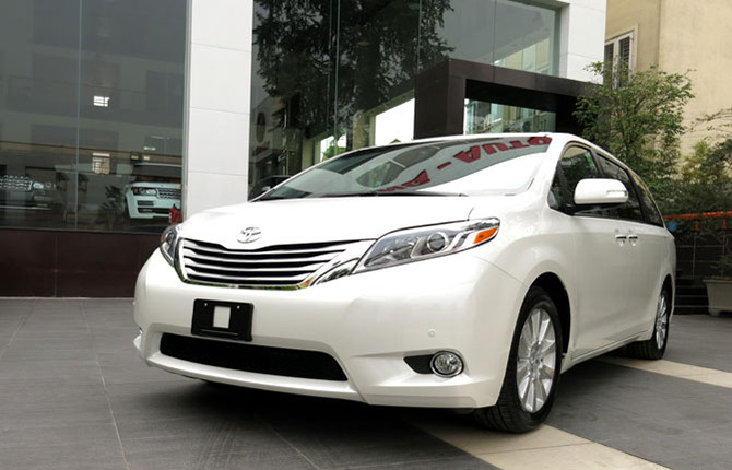 Mẫu MPV thế hệ mới của Toyota được trang bị nhiều tính năng hỗ trợ người lái như kiểm soát hành trình, trợ lái điện, kiểm soát lực kéo, ổn định thân xe... Giá bán của Sienna 2016 Limited tại thị trường Việt Nam được đại lý tư nhân niêm yết khoảng 3,3 tỷ đồng.
