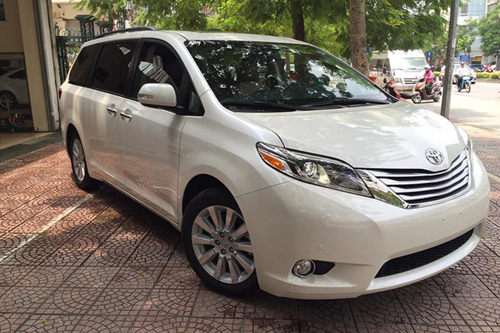 Toyota Sienna là dòng xe gia đình, bán ra thị trường lần đầu tiên từ năm 1998. Nó được xem là một trong những chiếc minivan bán chạy nhất tại Mỹ năm 2015. Phiên bản 2016 mới được một showroom tại Hà Nội nhập về là mẫu Toyota Sienna Limited thuộc thế hệ thứ 3.
