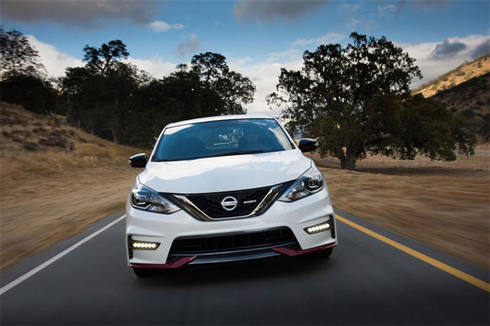 Tuy nhiên, đáng chú ý là mẫu xe Nissan Sunny 2018 ở thị trường nước ngoài sẽ có thêm camera lùi và cảm biến lùi so với phiên bản cũ. Tại Việt Nam phiên bản Sunny cao cấp cũng đã có sẵn các option này.