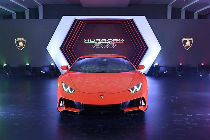 Thiết kế của Lamborghini Huracan EVO 2020 sẽ giúp các bạn trẻ mê xe dễ dàng nhận ra đây là phiên bản nâng cấp mới nhất của dòng siêu xe Lamborghini Hurcan bao gồm cản va trước và hốc gió thiết kế lại hoàn toàn.