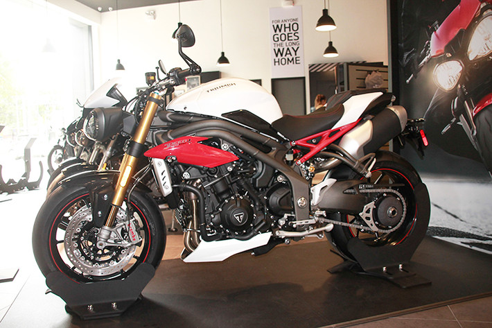 Về công nghệ, Speed Triple R 2017 cũng được nâng cấp với bướm ga điện tử, hệ thống điều khiển lực kéo, hệ thống lái 5 chế độ Rain (đường ướt), Road (đường bình thường), Sport (thể thao), Track (đường đua) và Rider (người dùng tự cài đặt). Người lái cũng có thể tùy ý bật tắt hệ thống ABS 2 kênh và độ can thiệp của hệ thống điều khiển lực kéo.