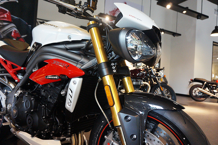 Tay lái của Speed Triple có ghi-đông cao và rộng theo đúng phong cách streetfighter, với cặp gương hậu gắn gù hai bên gọn gàng. Cùm công tắc trái gồm các nút chức năng, trong khi bên phải là công tắc đề và nút đèn cứu hộ. Cùm phanh của xe cũng là loại "hàng hiệu" của hãng Brembo.