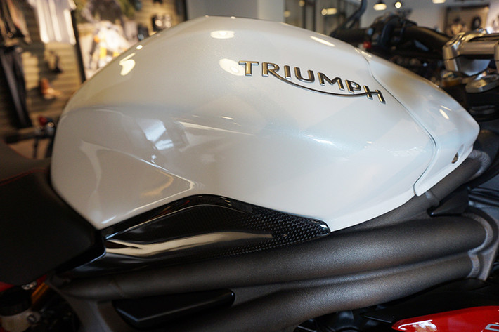 Bình xăng của Speed Triple R 2017 có thiết kế mới so với thế hệ cũ, có thể tích 15,5 lít. Tương tự, cặp ốp hai bên thân xe, dưới bình xăng cũng được thiết kế lại sắc sảo hơn. Cặp đèn xi-nhan ở hai bên thân xe của phiên bản mới cũng được nâng cấp lên đèn LED và có kích thước nhỏ gọn hơn nhiều so với thế hệ Speed Triple thứ 4.