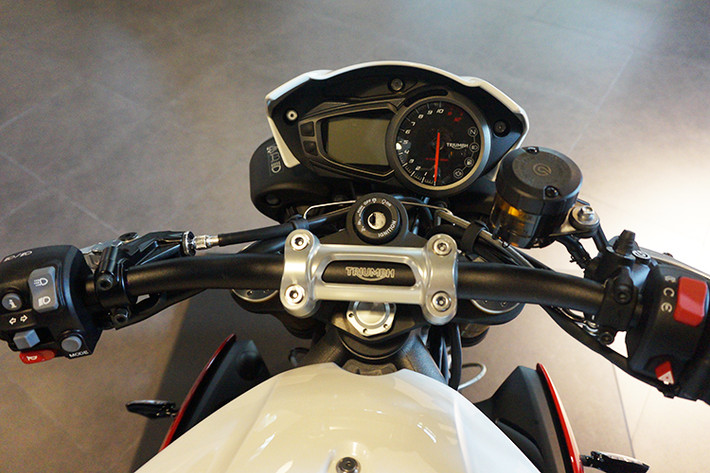 Không giống như "đàn em" Street Triple thế hệ mới đã được nâng cấp lên bảng đồng hồ full kỹ thuật số với màn hình LCD màu, mẫu xe Speed Triple R 2017 vẫn sử dụng thiết kế đồng hồ cũ với màn hình LCD đơn sắc ở bên trái và báo tua ở bên phải. Mặc dù vậy, bảng đồng hồ này cũng có ưu điểm là dễ đọc ngay cả ở dưới ánh nắng mạnh.
