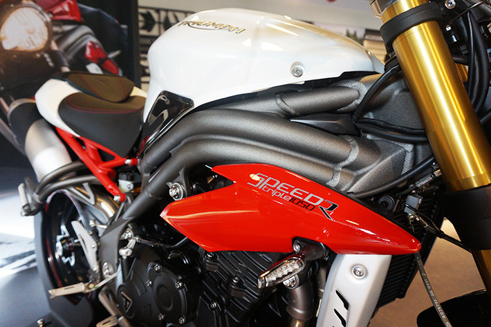 hay đổi quan trọng nhất trên Speed Triple R mới đó chính là động cơ của xe đã có tới hơn 100 chi tiết, trong đó có những chi tiết quan trọng như ECU, piston, buồng đốt, nắp quy lát, côn, bơm nhiên liệu... Đúng như tên gọi và truyền thống của dòng xe, động cơ này vẫn có dạng 3 xi-lanh thẳng hàng DOHC 12 van với dung tích 1050cc.