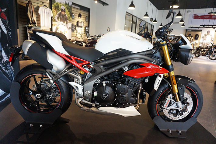 Tại thị trường môtô Việt Nam, dù Triumph chỉ sắp được phân phối chính hãng nhưng "tên tuổi" của dòng xe này vẫn được dân chơi môtô biết tới bởi cảm giác điều khiển cực kỳ kích thích so với các dòng naked bike PKL cùng dung tích, thậm chí còn được đánh giá là khá "hỗn". Được bán với 2 phiên bản là S và R, Triumph Speed Triple R hiện tại là bản cao nhất của dòng xe, sử dụng những phụ tùng "hàng hiệu".