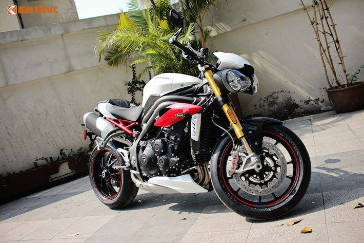 Loạt xe Speed Triple R 2017 thế hệ mới, chính hãng đầu tiên xuất hiện tại Việt Nam đã được đưa về bởi showroom môtô Triumph tại Việt Nam ở TP HCM với mức giá niêm yết là 699 triệu đồng. So với loạt xe tại các dại lý tư nhân, nó có giá cao hơn khoảng 85 triệu đồng - đại lý tư nhân bán ra 619 triệu (Ảnh: xe Triumph tại cửa hàng môtô Đức Quảng Ngãi).