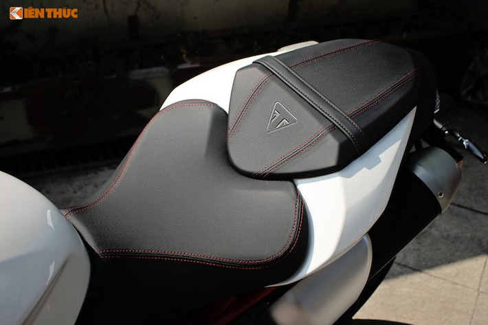 Phần đuôi của Speed Triple R được thiết kế vuốt cao giống như những chiếc sportbike đầy chất thể thao. Chiều cao yên của xe tới mặt đất là 825 mm, trong khi trọng lượng khô của Speed Triple R đạt 192 kg. Dù là dòng xe dành cho châu Âu nhưng những người Việt cao trên 1m70 vẫn "nài" Speed Triple R khá dễ dàng với tư thế ngồi thoải mái và 1 chân có thể chống hoàn toàn trên mặt đất.
