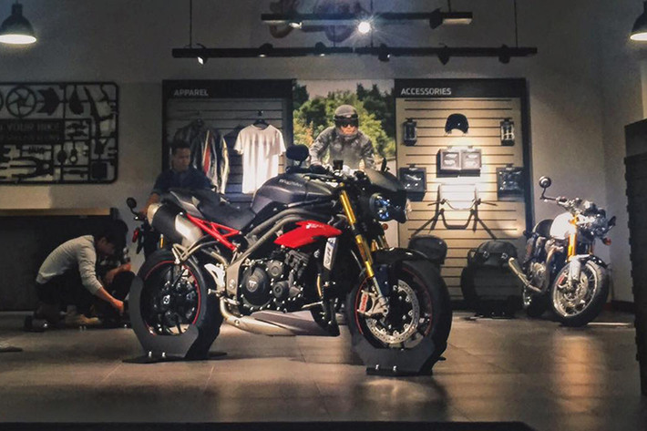Vào năm 1994, dòng xe Speed Triple đã lần đầu tiên được hãng xe Anh Quốc Triumph ra mắt và trở thành mẫu xe mang phong cách streetfighter đầu tiên sản xuất hàng loạt. Tính tới nay, Street Triple đã trải qua tổng cộng 5 thế hệ, với phiên bản mới nhất vừa được ra mắt năm 2016. Mới đây nhất, mẫu xe môtô Triumph Speed Triple R 2017 đầu tiên đã có mặt ở showroom chính hãng tại Việt Nam.