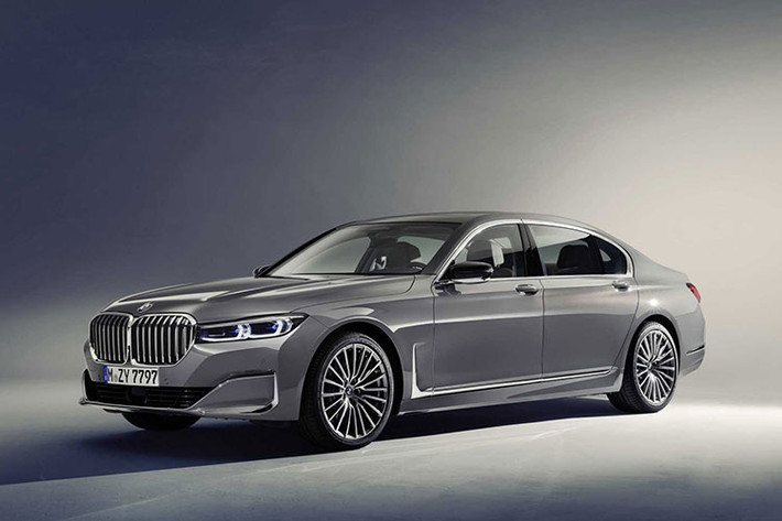 Trong một cuộc phỏng vấn với Motoring của Úc, Adrian van Hooydonk chia sẻ rằng ông đã bị tổn thương bởi những lời chỉ trích về lưới tản nhiệt "mũi trâu" mới của thương hiệu, nhưng ông vẫn sẽ bảo vệ quan điểm của mình, bởi vì BMW 7-Series 2020 mới cần một tấm lưới như vậy để phân biệt rõ ràng với 5-Series.