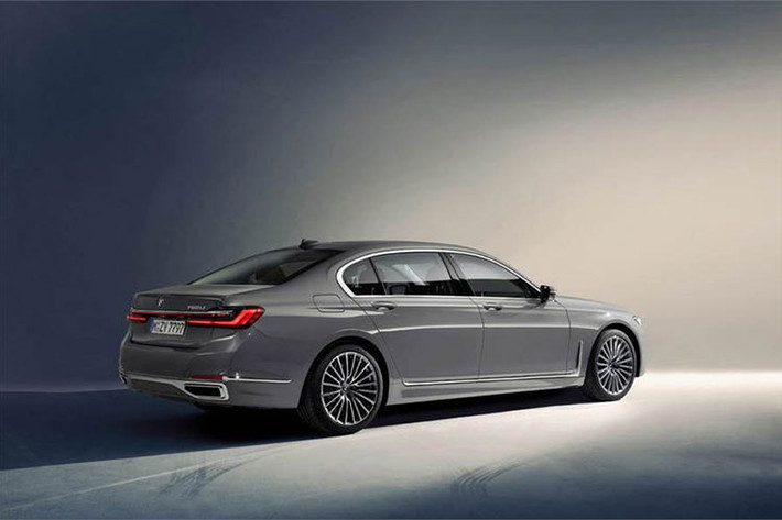 "Tôi nhận thấy những lời chỉ trích lưới tản nhiệt mới của BMW, tất nhiên đó là điều không thể tránh khỏi. Mục tiêu của tôi là khiến tất cả khách hàng hài lòng nhưng không phải lúc nào tôi cũng có thể làm được điều đó.” ông Hooydonk cho biết thêm.