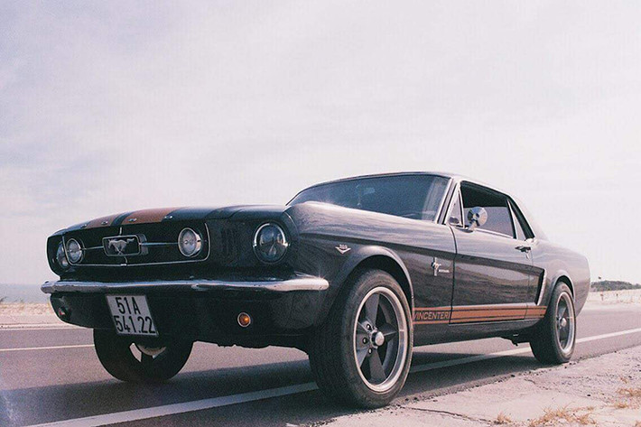 Mẫu xe cơ bắp Ford Mustang ra đời từ năm 1964. Phiên bản concept lần đầu được giới thiệu năm 1962 dựa trên nền tảng chiếc Ford Falcon. Đây cũng là dòng xe xuất hiện nhiều trong những bộ phim bom tấn của Hollywood trong đó có loạt phim Fast & Furious.