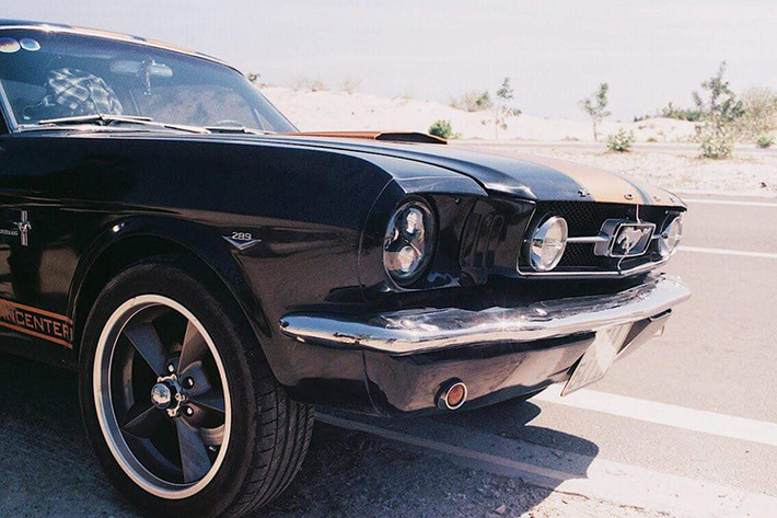 Phiên bản Ford Mustang GT/CS 1965 có chiều dài 4.660 mm, rộng 1.800 mm và cao 1.310 mm, chiều dài cơ sở 2.700 mm. Xe có trọng lượng chỉ 1.251 kg. Những đặc điểm chính về ngoại thất là đèn hậu lõm, gương chiếu hậu hình vuông. Xe được trang bị hệ thống treo của xe đua và kiểm soát độ bám đường ở phía sau xe, ngoài ra tay lái trợ lực và hệ thống phanh điện đi kèm với phanh đĩa ở phía trước.