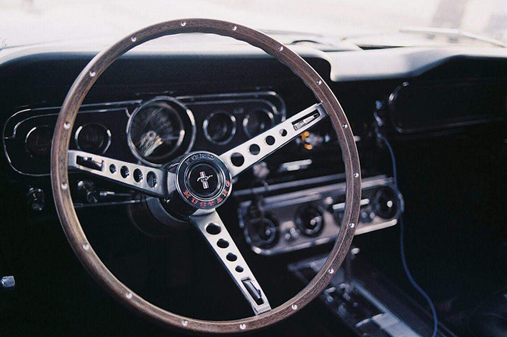 Động cơ của xe Ford Mustang 1965 dù được sản xuất cách đây hàng chục năm, nhưng cũng thuộc loại “quái vật” ở thời điểm ấy với cấu hình máy V8 7 Lít, cho công suất cực đại lên tới 335 mã lực, xe dẫn động cầu sau và số sàn 5 cấp mang lại cảm giác lái “mê hoặc” cho bất kỳ tay lái nào.