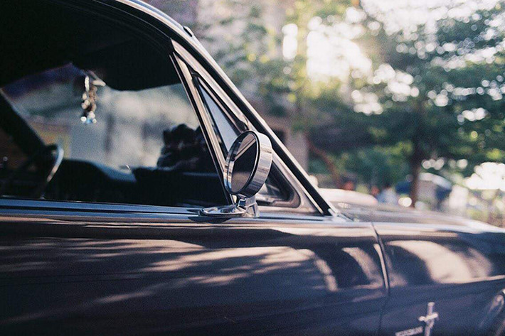 Nội thất xe Ford Mustang 1965 đậm chất cổ điển với tone màu đen chủ yếu và nổi bật bởi các chiếc tiết ốp gỗ hiện đại. Xe trang bị ghế da màu đen đi kèm vô lăng 3 chấu. Vì kích thước xe tương đối lớn nên khoang cabin bên trong rất rộng rãi, đặc biệt là ở hàng ghế trước.