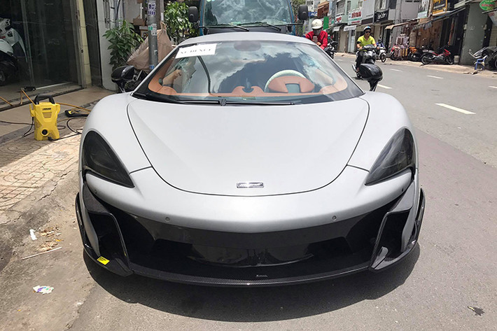 Ngoài sức mạnh về tốc độ, siêu xe này còn được trang bị 3 chế độ chạy bao gồm bình thường-normal, thể thao-sport và chế độ đua-track, lực hãm của siêu xe bắt nguồn từ bộ phanh carbon-ceramic đi kèm là la-zăng hợp kim mới cùng lốp Pirelli P-Zero Corsa có kích thước 225/35 bánh trước và 285/35 dành cho bánh sau.