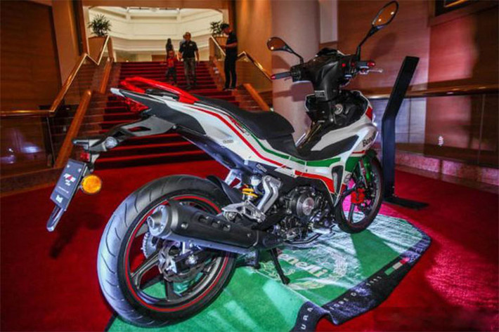 Ở phiên bản đặc biệt Benelli RFS150i Limited Edition 2018 này, xe sở hữu dàn áo mang phong cách thẻ thao Tri-Colore với ba màu sắc chủ đạo là Xanh Trắng và Đỏ, lấy cảm hứng từ quốc kỳ nước Ý. Bên cạnh đó là bộ vành đúc của xe được trang bị bằng chỉ dán vành màu đỏ...