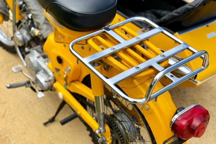 Phía sau xe vẫn là giá đèo hàng bằng kim loại sáng bóng - phong cách của dòng xe máy Honda Super Cub trải qua hơn 100 năm có mặt trên thị trường thế giới. Khóa điệnh của xe được đặt bên cốp trái.