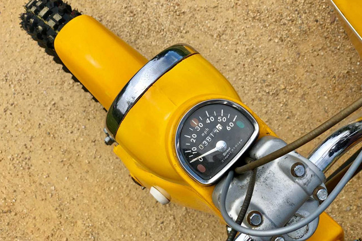 Được biết, chiếc xe máy Honda Super Cub 90 này đã có khoảng hơn 10 năm tuổi, tuy nhiên nó chỉ mới lăn bánh 3800km. Toàn bộ được sơn 1 sắc màu vàng đầy nổi bật, bên hông còn có thêm đèn pha & lốp xe địa hình ProTrax Tough Gear.