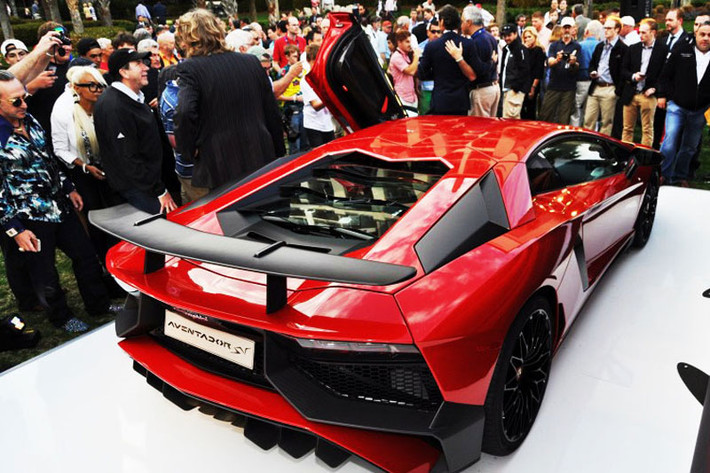 Giống như các phiên bản SV (Super Veloce) của những mẫu Lamborghini V12 trước đây như Miura, Diablo hay gần nhất là Murcielago, Aventador LP750-4 SV sẽ có trọng lượng nhẹ hơn và công suất lớn hơn những phiên bản Aventador thường khác.