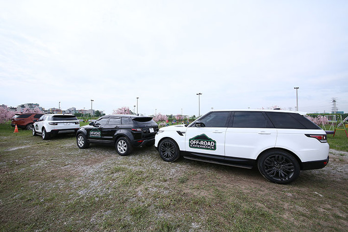 Cuối chuong trình, người chơi sẽ được trải qua khả năng offroad trên chiếc SUV cao cấp Range Rover Vogue 3.0 đắt đỏ. Không những thế, người lái còn được chơi trò chơi vừa offroad vừa căn góc cho gương chiếu hậu chạm bóng Tennis được treo trên cột. Kết hợp với phần tính giờ của bài thi tiến lùi trên Range Rover Sport, sẽ có 5 phần quà đặc biệt được gửi đến cho những khách hàng xuất sắc.