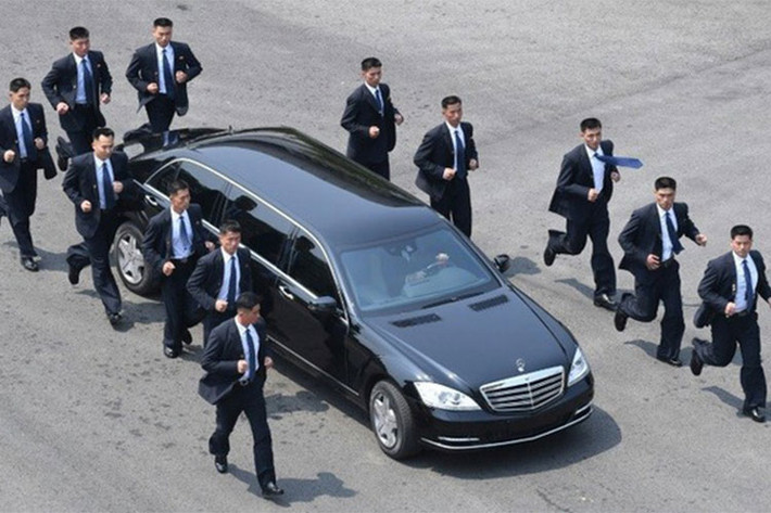 Đây là mẫu xe bọc thép được Mercedes-Benz phát triển với mục đích chuyên chở, bảo vệ các chính khách và các nhân vật quan trọng, đạt cấp bảo vệ VR9 (theo BRV2009, version 2). Ở thủ đô Bình Nhưỡng, nhà lãnh đạo Triều Tiên Kim Jong-un sử dụng ít nhất 3 chiếc xe này.