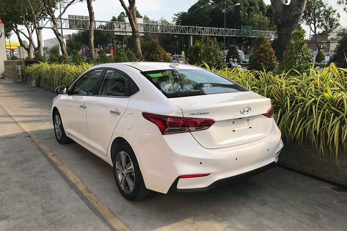 Các trang bị an toàn trên xe bao gồm phanh chống bó cứng ABS, phân bổ lực phanh điện tử EBD, hỗ trợ lực phanh khẩn cấp BA, cân bằng điện tử ESC, kiểm soát thân xe VSM, chống trộm Immobilizer, hỗ trợ khởi hành ngang dốc HAC, 4 cảm biến lùi và 6 túi khí...