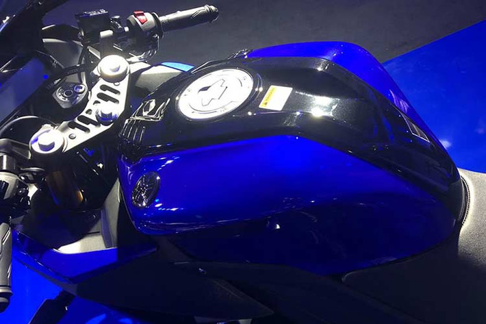 Bên cạnh tay lái, các cùm công tắc cũng đã được Yamaha thiết kế lại hoàn toàn, với nút còi đổi chỗ cho công tắc xi-nhan ở cùm trái và bổ sung thêm công tắc đèn hazard ở cùm phải. Trên ốp bình xăng của chiếc hai chiếc xe môtô thể thao cỡ nhỏ mới nhà Yamaha cũng được xẻ rãnh trang trí dạng mang cá mập như các dòng sportbike R-Series khác của hãng.