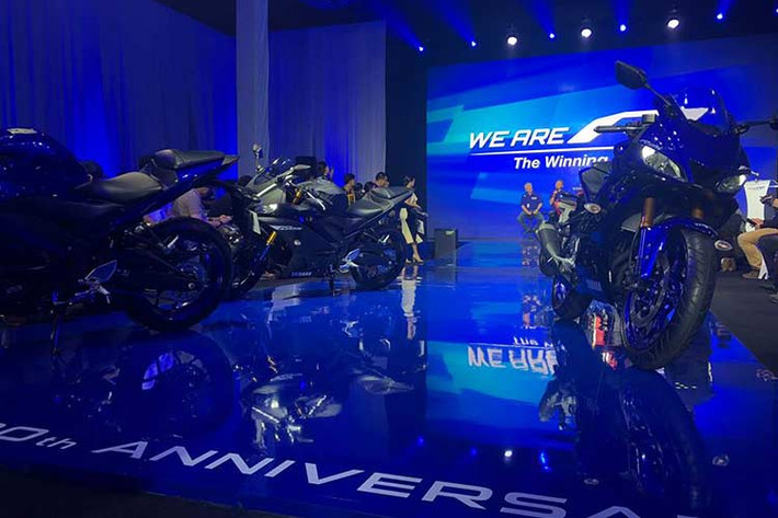 Trong khi đó, trái tim của người anh em Yamaha R25 2019 cũng vẫn sẽ là động cơ xylanh đôi, dung tích 250cc, DOHC, sản sinh công suất 36 mã lực và mômen xoắn 22,6 Nm. Tuy nhiên theo hãng xe máy Yamaha, nhờ có thân xe tối ưu khí động học hơn, hãng xe này cũng khẳng định tốc độ tối đa của R3 và R25 mới đã tăng tới hơn 8km/h so với đời xe cũ.