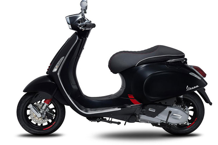 So với phiên bản tiêu chuẩn, Vespa Sprint carbon 2018 tại Việt Nam có giá đắt hơn 1 triệu đồng so với phiên bản đang bán ra, ở mức 76,5 triệu đồng. Trước khi phiên bản này ra mắt, Vespa Sprint đã có sẵn 7 màu gồm, đen đỏ, xanh lam, xanh lục, màu mận chín, trắng và màu cam.