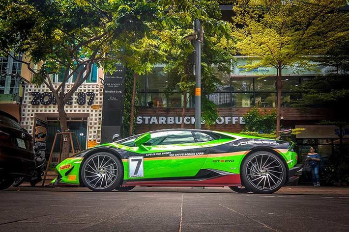 Bộ áo mới chiếc Huracan LP610-4 của doanh nhân quận 2 được lấy cảm hứng và mang phong cách những mẫu siêu xe đua Huracan GT3 EVO đình đám. Trong đó, ngoại hình của xe vẫn mang màu xanh cốm nguyên bản nhưng được trang trí thêm tem, các đề-can màu đen và đỏ để tạo nên bộ áo tương tự những chiếc xe đua Lamborghini Huracan GT3.