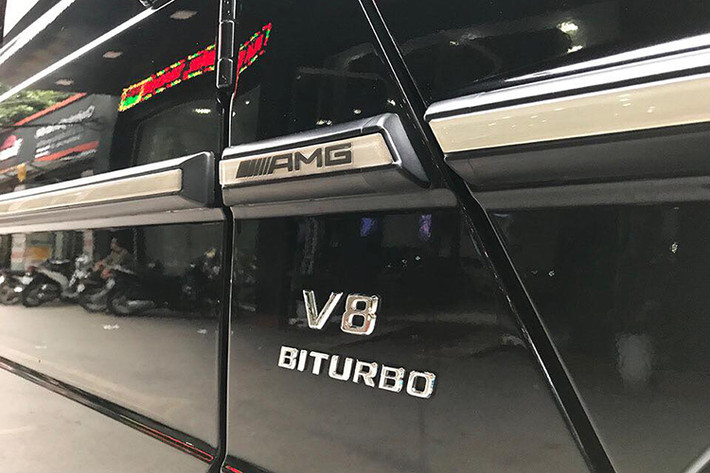 Mercedes-Benz G63 AMG sử dụng động cơ 5,5 lít V8 tăng áp kép cho công suất 544 mã, mô-men xoắn cực đại 760 Nm. Hộp số tự động 7 cấp AMG, hệ dẫn động bốn bánh 4Matic, hệ thống kiểm soát lực kéo và hệ thống khóa vi sai 3 cấp độ. Xe có thể tăng tốc từ 0 - 100 km/h trong 5,4 giây, tốc độ tối đa 210 km/h.