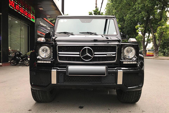 Ra mắt lần đầu tiên vào năm 1979, trải qua 35 năm, dòng xe Mercedes G-Class vẫn một kiểu dáng thiết kế. Chính ngôn ngữ thiết kế đó đã chinh phục được không ít những tín đồ offroad. Phía trước là phần cụm đầu nổi bật với lưới tản nhiệt, cản trước mạ crôm, hốc hút gió cỡ lớn. Cặp đèn pha bi-xenon, bên dưới là dải đèn LED ban ngày. Xi-nhan lồi trên nắp ca-pô.