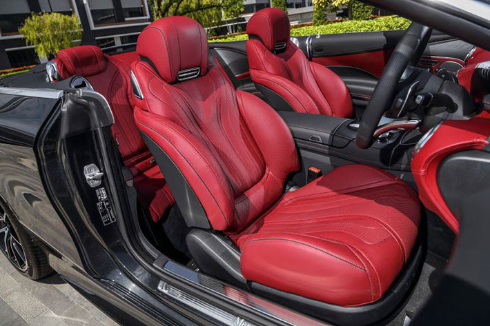S560 Cabriolet 2019 được trang bị hệ thống hỗ trợ giữ khoảng cách và hỗ trợ đánh lái chủ động tiêu chuẩn. Thêm vào đó là hệ thống treo Magic Body Control tùy chọn để đảm bảo khả năng ôm cua tốt nhất cho xe. Các công nghệ an toàn mới nhất cũng được hãng xe sang Đức trang bị.