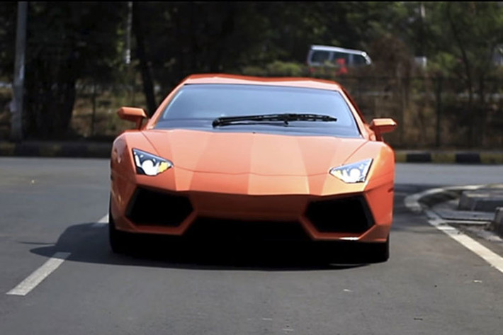Chiếc xe Lamborghini Aventador nhái này được tự chế từ sedan Honda Accord V6 đời 2007. Chịu trách nhiệm chế tạo chiếc Lamborghini Aventador là xưởng độ Modcar Trendz ở Mumbai, Ấn Độ theo yêu cầu từ một dân chơi đam mê siêu xe nhưng không đủ kinh phí.