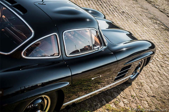 Chiếc xe cổ Mercedes 300SL "xấu số" đến Nurburgring để tham gia Oldtimer Grand Prix - một sự kiện đua xe cổ. 300SL Gullwing được xem là một trong những biểu tượng của ngành công nghiệp ôtô thế kỷ 20.