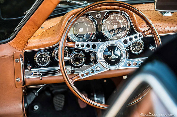 Trước khi bị mất cắp, Mercedes-Benz 300SL Gullwing của Thomas Rosier từng tham gia rất nhiều sự kiện xe lớn nhỏ. Theo như những tấm hình do nhiếp ảnh gia Remi Dargegen chụp, chiếc xe có ngoại thất màu đen bóng, đèn sương mù màu vàng và nội thất làm bằng da đà điểu.