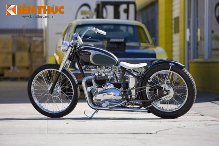 Triumph Bonneville Bobber Moon Machine là phiên bản độ sở hữu thiết kế cơ bản và cổ điển, nó khác lạ hoàn toàn so với các bản độ trước đây thiên về kiểu dáng cafe race.