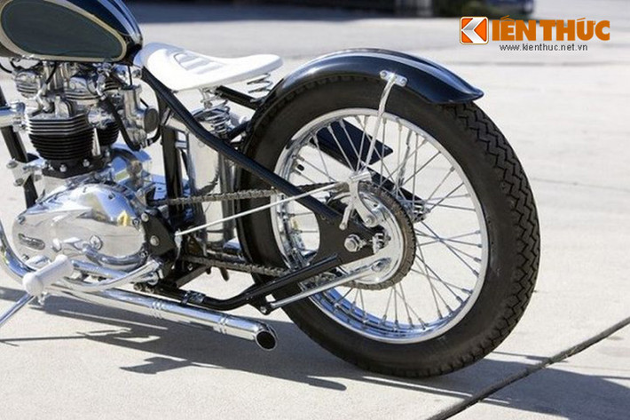Xe sở hữu pô đôi độ kéo dài về phía sau. Xích xe không hộp để trần, bộ khung được sơn màu đen thiết kế tối giản thanh mảnh.