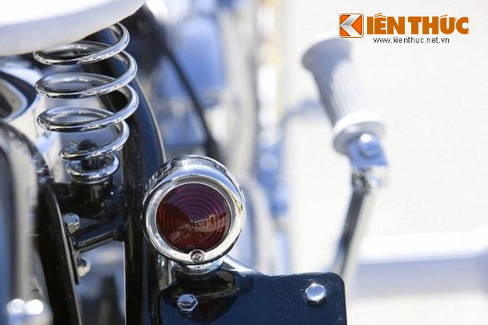 Xe không sở hữu đèn xi nhan trước hay sau mà chỉ có đèn pha và đèn hậu. Đèn hậu của xe được thiết kế kiểu "quả nhót" được đặt bên phải xe.