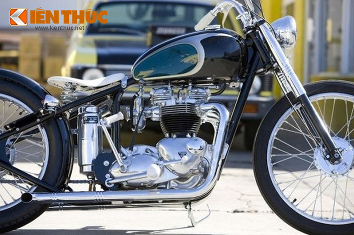 Động cơ được đặt vào trong bộ khung phụ cứng do hãng Mooneyes sản xuất. Bên cạnh đó là phần đầu xe tái thiết kế sao cho phù hợp và bình dầu nằm thẳng đứng.