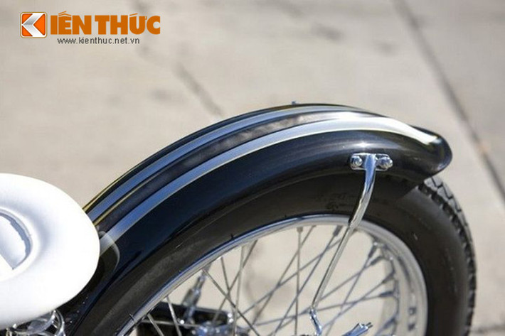 Dè sau xe được thiết kế đơn giản với hai vạc chỉ mang dáng dấp thể thao. Xe sở hữu bộ vành nan mạ crôm sáng bóng, nó có kích thước 21 inch trước và 19 inch sau.