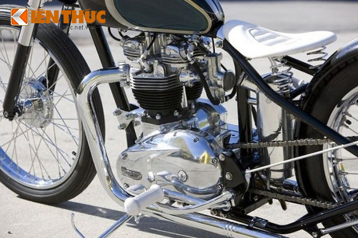 Bình xăng của Moon Machine khá thon hẹp, mang đến vẻ ngoài thanh mảnh cho xe. Yên xe solo màu trắng mang dáng dấp cổ điển với kiểu yên lò xo đôi.