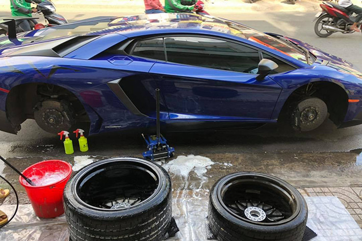 Siêu xe Lamborghini Aventador LP750-4 SV Coupe chỉ có đúng 600 chiếc sản xuất trên toàn thế giới và chỉ mới có 1 chiếc xuất hiện tại Việt Nam. Ngoài ra, một doanh nhân Hà Nội cũng đang sở hữu đúng 1 trong số 500 chiếc siêu xe Lamborghini Aventador LP750-4 SV Roadster.