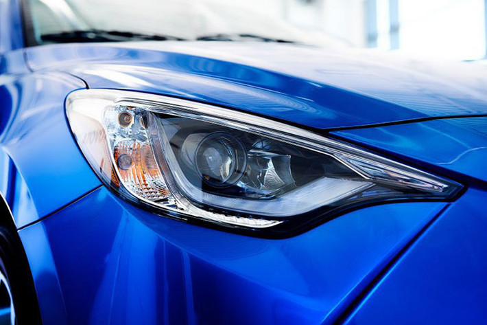 Phần đầu của Toyota Yaris Ativ nâng cấp mới sở hữu lưới tản nhiệt lớn hơn tích hợp dải đèn LED định vị ban ngày đặt ngang ở 1 góc. Kết hợp cùng cụm đèn pha vuốt dài và mặt ca-lăng tạo hình chữ V đặc trưng.